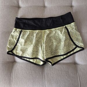 Lululemon Athletica Women's Black and Yellow Patterned Shorts Sz.8